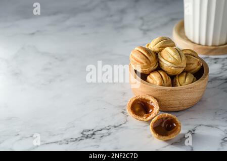 biscuits sous forme de noix au caramel. Photo de haute qualité Banque D'Images