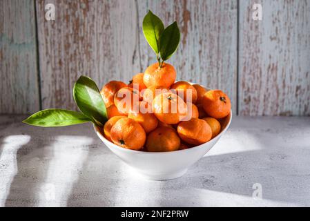 Mini tangerines thaïlandaises sur fond gris. Photo de haute qualité Banque D'Images
