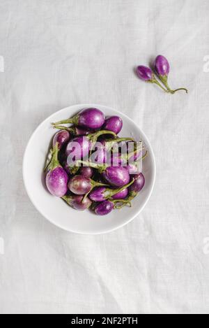 mini aubergine sur la table avec nappe. Photo de haute qualité Banque D'Images