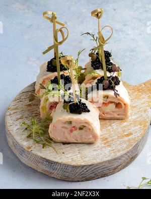 canapés avec saumon et caviar. Photo de haute qualité Banque D'Images