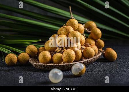 long sur fond sombre. Photo de haute qualité Banque D'Images