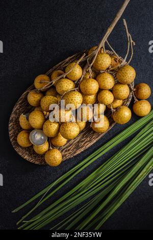 long sur fond sombre. Photo de haute qualité Banque D'Images