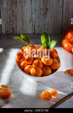 Mini tangerines thaïlandaises sur fond gris. Photo de haute qualité Banque D'Images