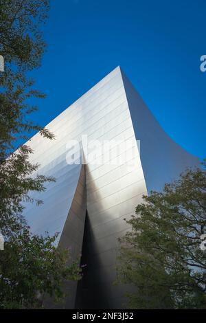 Un cliché vertical des murs réfléchissants de la salle de concert Walt Disney à Los Angeles, Californie, États-Unis Banque D'Images