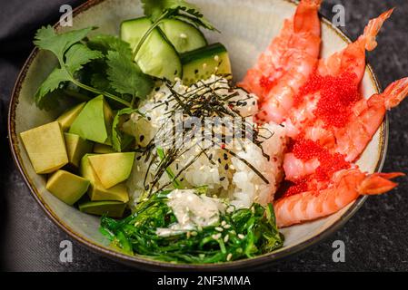 poke bowl avec crevettes et haricots. Photo de haute qualité Banque D'Images