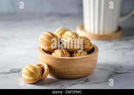 biscuits sous forme de noix au caramel. Photo de haute qualité Banque D'Images
