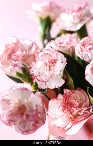 bouquet de fleurs sur fond rose. Photo de haute qualité Banque D'Images