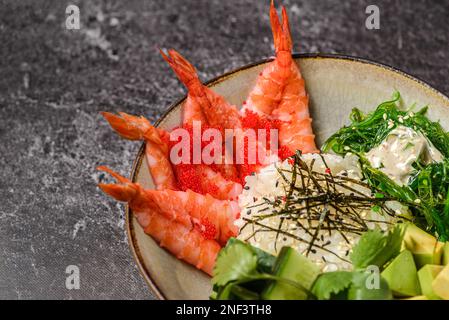 poke bowl avec crevettes et haricots. Photo de haute qualité Banque D'Images