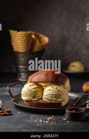 brioche à la crème glacée sur fond sombre. Photo de haute qualité Banque D'Images