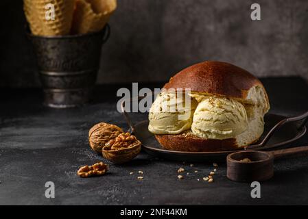 brioche à la crème glacée sur fond sombre. Photo de haute qualité Banque D'Images