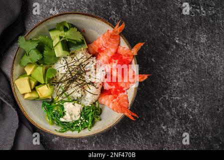 poke bowl avec crevettes et haricots. Photo de haute qualité Banque D'Images