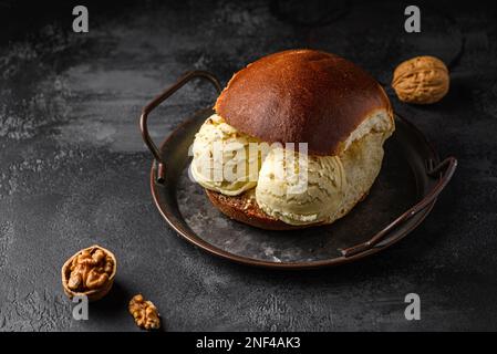 brioche à la crème glacée sur fond sombre. Photo de haute qualité Banque D'Images