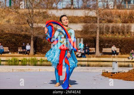 Oklahoma, JANVIER 21 2023 - vue ensoleillée d'une danseuse qui fait de la danse chinoise Banque D'Images