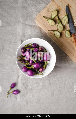 mini aubergine sur la table avec nappe. Photo de haute qualité Banque D'Images