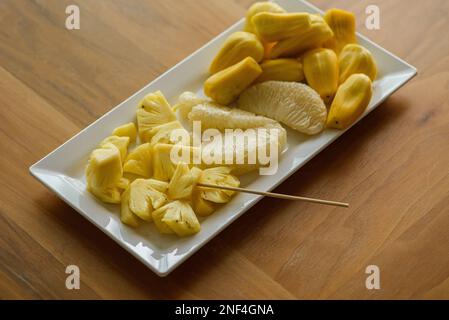 pomelo d'ananas et jackfruit sur une plaque blanche sur la table Banque D'Images