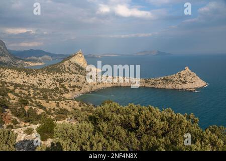 Vue de dessus de Cape Kapchik, Blue Bay et Mont Koba-Kaya au printemps. Crimée Banque D'Images