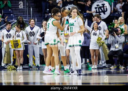 16 février 2023 : les joueurs de notre Dame se caucus au cours de l'action du match de basket-ball féminin de la NCAA entre les Cardinals de Louisville et les combattants irlandais de notre Dame au Pavillon Purcell au Centre Joyce de South Bend, Indiana. Notre Dame a battu Louisville 78-76 en heures supplémentaires. John Mersiits/CSM. Banque D'Images