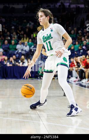 16 février 2023: La garde notre Dame Sonia citron (11) dribbles le ballon lors de l'action du jeu de basket-ball féminin NCAA entre les Cardinals de Louisville et la lutte irlandaise de notre Dame au Pavillon Purcell au Centre Joyce à South Bend, Indiana. Notre Dame a battu Louisville 78-76 en heures supplémentaires. John Mersiits/CSM. Banque D'Images