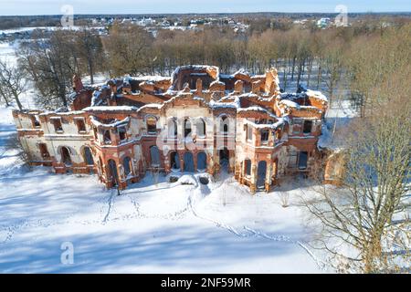 Vue sur les ruines de l'ancien palais Potemkin dans le village de Gostilitsy le jour ensoleillé de février (vue aérienne). Leningrad, Russie Banque D'Images