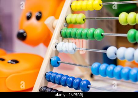 abacus coloré pour enfants sur la table. Mathématiques, arithmétique pour les enfants d'âge préscolaire et scolaire, apprendre à compter. abacus en bois avec multicolore Banque D'Images