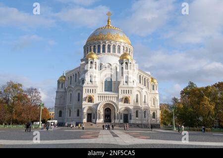 KRONSHTADT, RUSSIE - 07 OCTOBRE 2022 : ancienne cathédrale Saint-Jean Nicholas le Wonderworker sur un automne d'or Banque D'Images