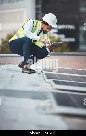 Panneaux solaires, ingénierie et homme noir avec tablette pour la construction, l'entretien et l'inspection. Durabilité, énergie renouvelable et électricien Banque D'Images