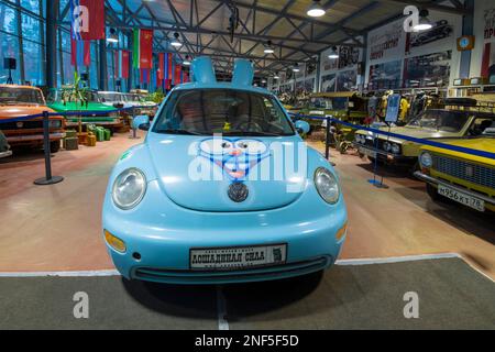 ZELENOGORSK, RUSSIE - 27 JANVIER 2023 : Volkswagen New Beetle dans le musée du transport rétro de Horsepower Banque D'Images