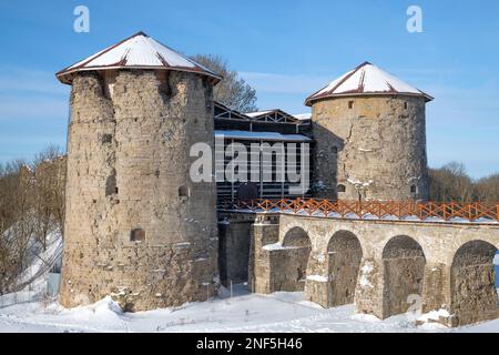 Tours et pont de l'ancienne forteresse de Koporskaya le jour ensoleillé de février. Koporye. Leningrad, Russie Banque D'Images