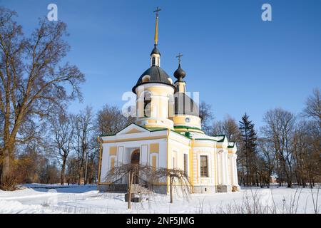 Ancienne église de la Trinité-donnant-vie (1755) le jour ensoleillé de février. Gostilitsy. Leningrad, Russie Banque D'Images