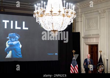 LE président AMÉRICAIN Joe Biden a pris la parole en organisant une projection du film « Till » dans la salle est de la Maison Blanche à Washington, DC, Etats-Unis, jeudi, 16 février 2023. Biden a accueilli des dirigeants des droits civils et des victimes de violences motivées par la haine pour la projection du Till, un film illustrant la vie de Mamie Till-Mobley, dont le fils Emmett Till, un adolescent noir, a été brutalement lynché au Mississippi en 1955. Photo d'Al Drago/Pool/ABACAPRESS.COM Banque D'Images