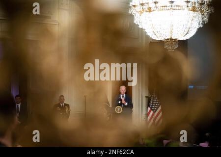 LE président AMÉRICAIN Joe Biden a pris la parole en organisant une projection du film « Till » dans la salle est de la Maison Blanche à Washington, DC, Etats-Unis, jeudi, 16 février 2023. Biden a accueilli des dirigeants des droits civils et des victimes de violences motivées par la haine pour la projection du Till, un film illustrant la vie de Mamie Till-Mobley, dont le fils Emmett Till, un adolescent noir, a été brutalement lynché au Mississippi en 1955. Photo d'Al Drago/Pool/ABACAPRESS.COM Banque D'Images