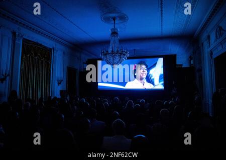 Le film « Till » commence alors que le président américain Joe Biden, qui n'est pas en photo, organise une projection dans la salle est de la Maison Blanche à Washington, DC, Etats-Unis, jeudi, 16 février 2023. Biden a accueilli des dirigeants des droits civils et des victimes de violences motivées par la haine pour la projection du Till, un film illustrant la vie de Mamie Till-Mobley, dont le fils Emmett Till, un adolescent noir, a été brutalement lynché au Mississippi en 1955. Photo d'Al Drago/Pool/ABACAPRESS.COM Banque D'Images