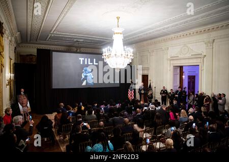 LE président AMÉRICAIN Joe Biden a pris la parole en organisant une projection du film « Till » dans la salle est de la Maison Blanche à Washington, DC, Etats-Unis, jeudi, 16 février 2023. Biden a accueilli des dirigeants des droits civils et des victimes de violences motivées par la haine pour la projection du Till, un film illustrant la vie de Mamie Till-Mobley, dont le fils Emmett Till, un adolescent noir, a été brutalement lynché au Mississippi en 1955. Photo d'Al Drago/Pool/ABACAPRESS.COM Banque D'Images