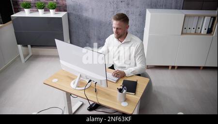 Exercice Office ball. Position assise au bureau Banque D'Images
