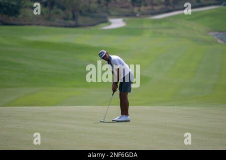 Chonburi, THAÏLANDE. 17th février 2023. Rafa Cabrera Bello, d'ESPAGNE, a puté le 9 (son 18th) au cours de la ronde de 2nd le DP World Thailand Classic au Amata Spring Country Club à Chonburi, EN THAÏLANDE. Cabrera Bello fermera avec un sept-moins de 65 pour passer dans le club principal le -13. Crédit : Jason Butler/Alay Live News. Banque D'Images