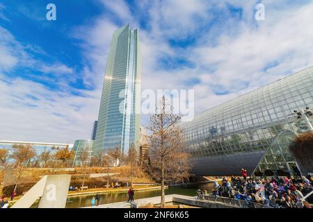 Oklahoma, JANVIER 21 2023 - vue extérieure ensoleillée du gratte-ciel et de nombreuses personnes dans le centre-ville Banque D'Images