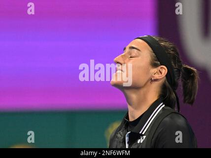 Doha, Qatar. 16th févr. 2023. Caroline Garcia de France réagit lors du match de quart-finale des singles contre Maria Sakkari de Grèce au WTA500 Qatar Open 2023 à Doha, Qatar, le 16 février 2023. Credit: Nikku/Xinhua/Alay Live News Banque D'Images