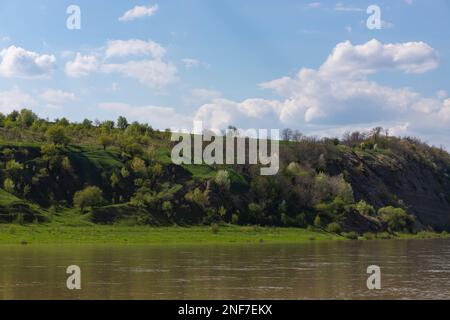 Vue sur la rivière Dniester au printemps. La rivière entoure les pistes de montagne couvertes d'une végétation luxuriante et verte. Banque D'Images