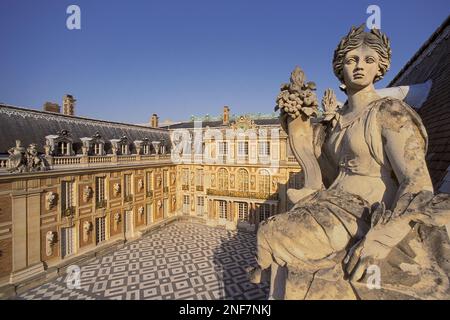 France - Ile de France - Yvelines (78) - Versailles : Château de Versailles - Cour de Marbre : vue générale de l'aile Gabriel. Dix-huit statues repr Banque D'Images