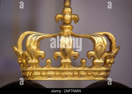 France. Yvelines (78) Château de Versailles. Cour de Marbre : sur la balustrade du balcon de la chambre du roi, emblème royal : couronne fermée Banque D'Images