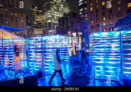 Vancouver, Canada. 16th févr. 2023. Les gens font le tour d'une installation de lumière exposée dans une rue pendant le Winter Arts Festival à Vancouver (Colombie-Britannique), Canada, le 16 février 2023. Le festival annuel de plein air, qui présente des installations d'art et d'éclairage en réalité augmentée, durera jusqu'au 23 février. Credit: Liang Sen/Xinhua/Alay Live News Banque D'Images