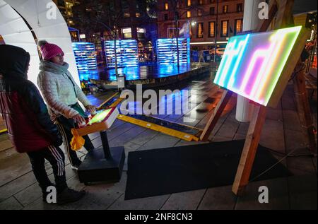 Vancouver, Canada. 16th févr. 2023. Les gens font l'expérience d'une installation d'art interactif exposée dans une rue pendant le Winter Arts Festival à Vancouver, Colombie-Britannique, Canada, le 16 février 2023. Le festival annuel de plein air, qui présente des installations d'art et d'éclairage en réalité augmentée, durera jusqu'au 23 février. Credit: Liang Sen/Xinhua/Alay Live News Banque D'Images