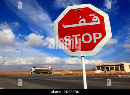 Verkehrszeichen, Stop, Stopschild à arabisch, Jordanien / Stop en arabe, ici en Jordanie Banque D'Images