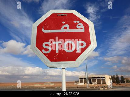 Verkehrszeichen, Stop, Stopschild à arabisch, Jordanien / Stop en arabe, ici en Jordanie Banque D'Images