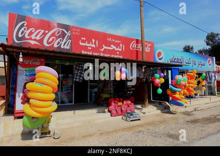 Kiosque und Geschäft für souvenirs und Badeartikel, totes Meer, Jordanien / kiosque et boutique de souvenirs et produits de bain, Mer Morte, Jordanie Banque D'Images