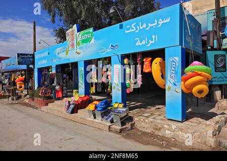 Kiosque und Geschäft für souvenirs und Badeartikel, totes Meer, Jordanien / kiosque et boutique de souvenirs et produits de bain, Mer Morte, Jordanie Banque D'Images