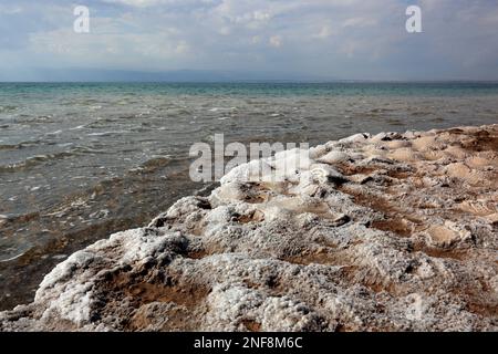 Salzablagerungen am Ufer, totes Meer, Jordanien / dépôts de sel sur le rivage, Mer Morte, Jordanie Banque D'Images