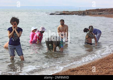 Touristen nutzen Heilschlamm, totes Meer, Jordanien / touristes utilisent la boue médicinale, mer morte, Jordanie Banque D'Images