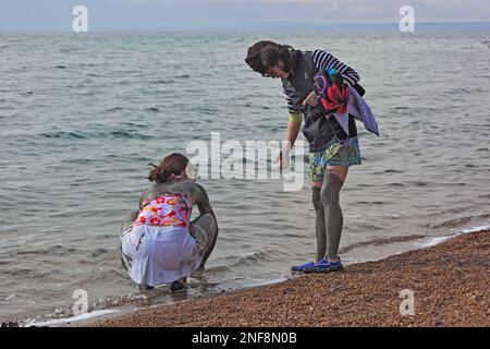 Touristen nutzen Heilschlamm, totes Meer, Jordanien / touristes utilisent la boue médicinale, mer morte, Jordanie Banque D'Images