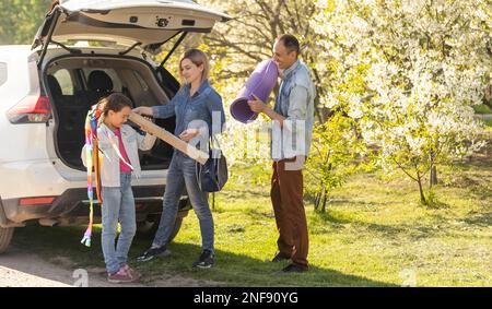 Voiture de voyage et bagages de camping emballés dans le coffre de voiture complet. Articles pour la randonnée en plein air. Plein air, aventures et SUV de voyage. Concept prêt à l'emploi Banque D'Images